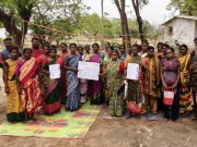रेशनिंग धान्य मिळण्यासाठीची उत्पन्न मर्यादा वाढविण्याची मागणी ; कल्याणात घेण्यात आली सह्यांची मोहीम