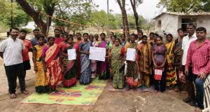 रेशनिंग धान्य मिळण्यासाठीची उत्पन्न मर्यादा वाढविण्याची मागणी ; कल्याणात घेण्यात आली सह्यांची मोहीम
