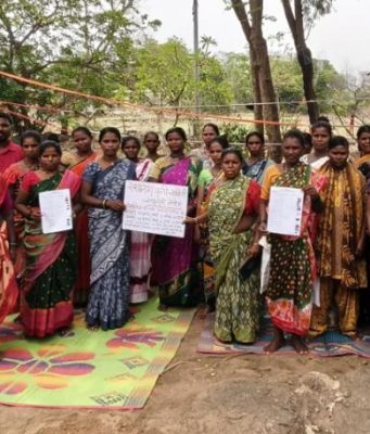 रेशनिंग धान्य मिळण्यासाठीची उत्पन्न मर्यादा वाढविण्याची मागणी ; कल्याणात घेण्यात आली सह्यांची मोहीम