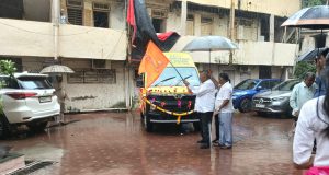 माजी विद्यार्थी आमदार जगन्नाथ (आप्पा) शिंदे आणि संयम बागडे यांच्या सहकार्यातून न्यू हायस्कूल शाळेला बसची भेट