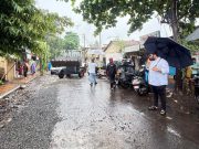 बेतुरकर पाड्यातील धोकादायक खड्ड्यांवर अखेर तात्पुरता मुलामा ; स्थानिक नगरसेवकाने स्वखर्चाने भरले खड्डे