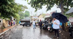 बेतुरकर पाड्यातील धोकादायक खड्ड्यांवर अखेर तात्पुरता मुलामा ; स्थानिक नगरसेवकाने स्वखर्चाने भरले खड्डे