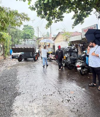बेतुरकर पाड्यातील धोकादायक खड्ड्यांवर अखेर तात्पुरता मुलामा ; स्थानिक नगरसेवकाने स्वखर्चाने भरले खड्डे