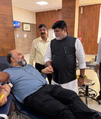 सिंदूर आर्मी महारक्तदान यात्रा’ला उत्स्फूर्त प्रतिसाद ; भारतीय जवानांच्या सन्मानार्थ विमल ठक्कर यांचेही रक्तदान