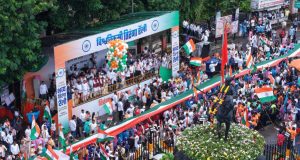 स्वातंत्र्य दिनानिमित्त डोंबिवलीत ३५ हजार चौरस फुटांचा तिरंगा रॅलीतून नेण्याचा विश्वविक्रम ; हजारो देशप्रेमी विद्यार्थी, नागरिकांचा उत्स्फूर्त सहभाग