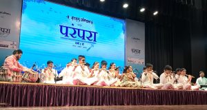गुरु-शिष्यांच्या सुमधुर बासरी वादनाने कल्याणकर मंत्रमुग्ध ; गुरुकुल प्रतिष्ठानच्या ‘परंपरा’ कार्यक्रमात संगीत क्षेत्रातील दिग्गजांची मांदियाळी