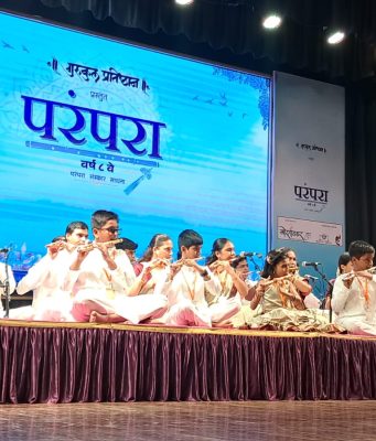 गुरु-शिष्यांच्या सुमधुर बासरी वादनाने कल्याणकर मंत्रमुग्ध ; गुरुकुल प्रतिष्ठानच्या ‘परंपरा’ कार्यक्रमात संगीत क्षेत्रातील दिग्गजांची मांदियाळी