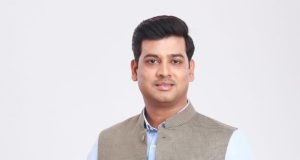 महाराष्ट्रातील दुष्काळाचे संकट : यंदाचा ‘डोंबिवली रासरंग दांडिया उत्सव रद्द करून संकटग्रस्त शेतकऱ्यांना आर्थिक मदत करण्याचा खा. डॉ. श्रीकांत शिंदे यांचा निर्णय