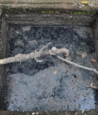 ड्रेनेजचे दूषित पाणी बोअरवेलमध्ये; दोन महिन्यांपासून रखडलेला गंभीर प्रश्न अखेर मार्गी, प्रभाग क्रमांक ८ च्या सनराईज गॅलेक्सी सोसायटीतील नागरिकांना दिलासा