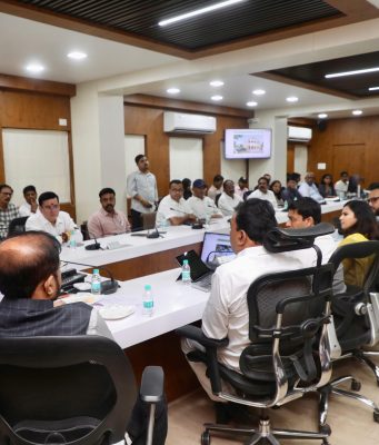 जिल्ह्यातील शाळा आणि प्राथमिक आरोग्य केंद्रांच्या दर्जावाढीसाठी ४०० कोटींचा आराखडा; शाळांचे आधुनिकीकरण, आरोग्य सुविधांचे सक्षमीकरण, शहरांच्या सर्वांगीण विकासावर भर