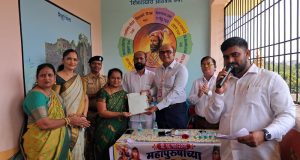 वाढदिवसाचा केक नव्हे, विद्यार्थ्यांच्या हाती महापुरुषांची प्रेरणादायी पुस्तके ; कल्याणात महाविद्यालय प्राचार्यांचा अनोखा सामाजिक उपक्रम