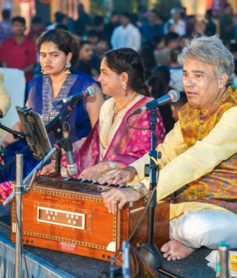 सुप्रसिध्द गायक सुरेश वाडकर यांच्या सुरेल स्वरांनी डोंबिवलीत रंगली भक्तिसंगीताची स्वरमैफल; रसिक मंत्रमुग्ध डोंबिवली शारदीय नवरात्रोत्सवात रंगली भक्तिसंगीताची मैफल