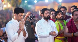 दुष्काळग्रस्त शेतकऱ्यांच्या पाठीशी शिवसेना ठामपणे उभी – उपमुख्यमंत्री एकनाथ शिंदे; डोंबिवलीतील शारदीय नवरात्रोत्सवाला दिली भेट