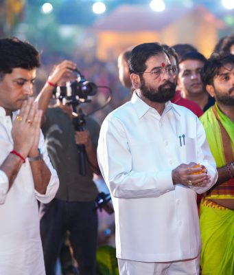 दुष्काळग्रस्त शेतकऱ्यांच्या पाठीशी शिवसेना ठामपणे उभी – उपमुख्यमंत्री एकनाथ शिंदे; डोंबिवलीतील शारदीय नवरात्रोत्सवाला दिली भेट