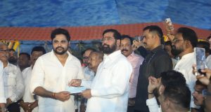 दुष्काळग्रस्त शेतकऱ्यांच्या मदतीसाठी महेश गायकवाड यांच्याकडून ५ लाखांची आर्थिक मदत