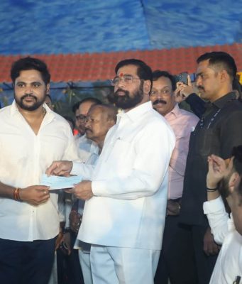 दुष्काळग्रस्त शेतकऱ्यांच्या मदतीसाठी महेश गायकवाड यांच्याकडून ५ लाखांची आर्थिक मदत